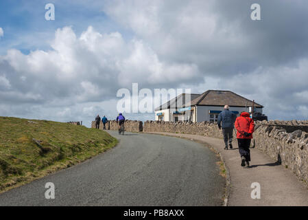 Les marcheurs et cyclistes par le café sur la route marine à la tête du Great Orme, Llandudno, au nord du Pays de Galles, Royaume-Uni. Banque D'Images