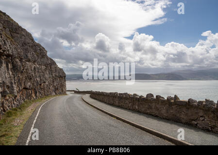 Vue depuis la route marine autour du grand orme à Llandudno. Regardant vers le bas sur la mer et sur un sable de Conwy journée de printemps ensoleillée, au nord du Pays de Galles, Royaume-Uni. Banque D'Images