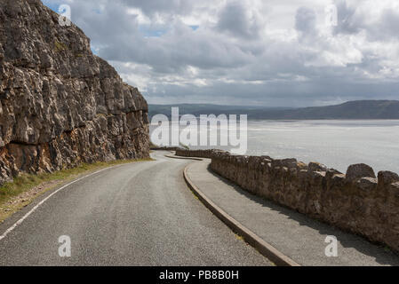 Vue depuis la route marine autour du grand orme à Llandudno. Regardant vers le bas sur la mer et sur un sable de Conwy journée de printemps ensoleillée, au nord du Pays de Galles, Royaume-Uni. Banque D'Images