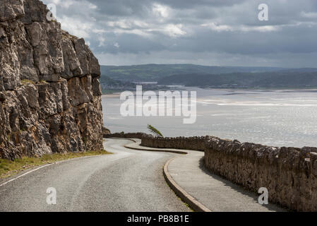 Vue depuis la route marine autour du grand orme à Llandudno. Regardant vers le bas sur la mer et sur un sable de Conwy journée de printemps ensoleillée, au nord du Pays de Galles, Royaume-Uni. Banque D'Images