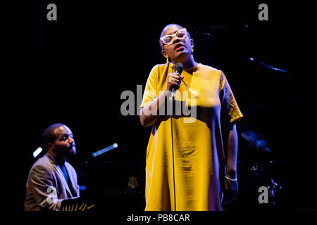 Barcelone, Espagne. Le 25 juillet, 2018. Les concerts par Ceceli McLorin Salvant à BARTH. 50 Festival GREC et Festival de Jazz. Photographe : © Aitor Rodero. Banque D'Images