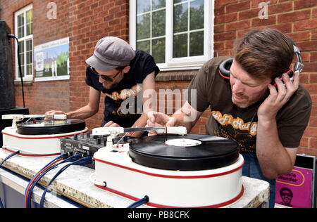 Retro dj les disques à la summer vintage street party, Bordon, Hampshire, Royaume-Uni. 22 juillet 2018. Banque D'Images