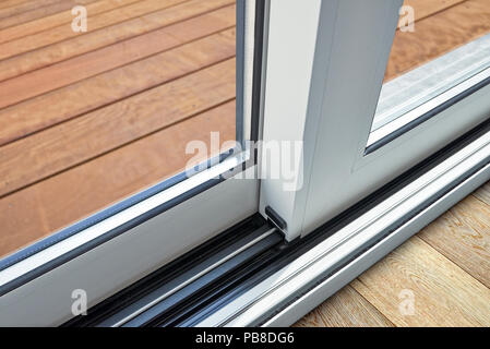 Portes coulissantes en verre détail et intégrer dans le plancher de la rampe Banque D'Images