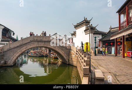 La Chine, Shanghai, Zhujiajiaozhen Ville, pont Banque D'Images