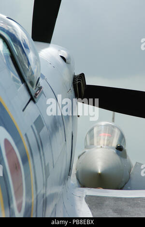 Royal Air Force RAF Battle of Britain Memorial Flight Supermarine Spitfire et les avions de combat Eurofighter Typhoon. Anciens et nouveaux. Ancienne et Moderne Banque D'Images