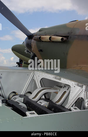 Royal Air Force RAF Battle of Britain Memorial Flight Hawker Hurricane avec machine gun panneau d'accès ouvert, et Douglas C-47 Dakota Banque D'Images