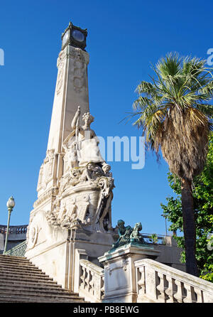 Le grand escalier de cérémonie en face de la gare de Marseille St Charles, construit 1924-1926 dans le style Beaux-Arts rempli de statues et sculptures Banque D'Images