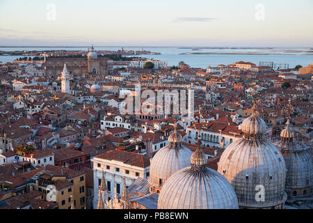 Vue aérienne de toits de Venise Saint Marc et dômes Basilique avant le coucher du soleil, de l'Italie Banque D'Images