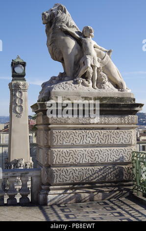 Le grand escalier de cérémonie en face de la gare de Marseille St Charles, construit 1924-1926 dans le style Beaux-Arts rempli de statues et sculptures Banque D'Images