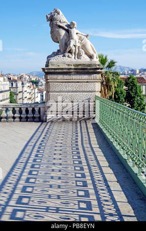 Le grand escalier de cérémonie en face de la gare de Marseille St Charles, construit 1924-1926 dans le style Beaux-Arts rempli de statues et sculptures Banque D'Images