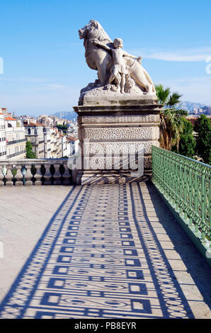 Le grand escalier de cérémonie en face de la gare de Marseille St Charles, construit 1924-1926 dans le style Beaux-Arts rempli de statues et sculptures Banque D'Images