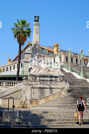 Le grand escalier de cérémonie en face de la gare de Marseille St Charles, construit 1924-1926 dans le style Beaux-Arts rempli de statues et sculptures Banque D'Images