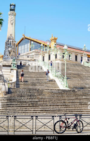 Le grand escalier de cérémonie en face de la gare de Marseille St Charles, construit 1924-1926 dans le style Beaux-Arts rempli de statues et sculptures Banque D'Images