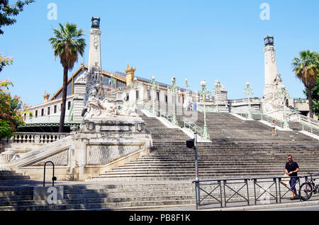 Le grand escalier de cérémonie en face de la gare de Marseille St Charles, construit 1924-1926 dans le style Beaux-Arts rempli de statues et sculptures Banque D'Images