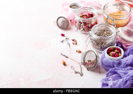 Les boutons de fleurs rose séchées et de fleurs en pots de verre. Tisane, nettoyage, produits bio bio Banque D'Images