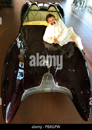 Déposée - 02 décembre 2006, l'Allemagne, Halle (Saale) : Luigi Colani, designer allemand, se trouve sur un Horch-Colani voiture. Le véhicule faisait partie d'une exposition chez un concessionnaire à Halle où Colani a montré de ses modèles conçus les voitures et les motos. Photo : Waltraud Grubitzsch/dpa-Zentralbild/dpa Banque D'Images