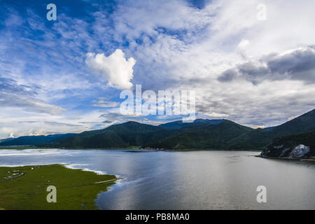 27 juillet 2018 - Le Yunnan, Yunnan, Chine - Yunnan, Chine-paysage magnifique de Shangri-La dans le sud de la province chinoise du Yunnan. Shangri-La était anciennement appelée Zhongdian County mais a été renommée le 17 décembre 2001 et mis à niveau dans une ville-district le 16 décembre 2014 comme le Shangri-La Shangri-La de terres dans le roman de James Hilton 1933 Horizon perdu, dans un effort pour promouvoir le tourisme dans la région. (Crédit Image : © SIPA l'Asie via Zuma sur le fil) Banque D'Images