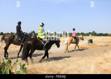 Londres. UK. 27 juillet 2018. Les cavaliers sur une région aride Wimbledon Common sur la journée la plus chaude de l'année que les hautes températures devraient battre des records pour le mois de juillet : Crédit amer ghazzal/Alamy Live News Banque D'Images