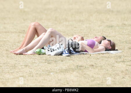 Londres, Royaume-Uni. 26 juillet, 2018. Météo Royaume-uni ; Hyde Park's Serpentine Lido a été extrêmement occupé et sex dans Hyde Park aujourd'hui 26 juillet 2018 Crédit : Evening Standard Banque D'Images