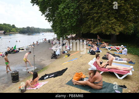 Londres, Royaume-Uni. 26 juillet, 2018. Météo Royaume-uni ; Hyde Park's Serpentine Lido a été extrêmement occupé et sex dans Hyde Park aujourd'hui 26 juillet 2018 Crédit : Evening Standard Banque D'Images