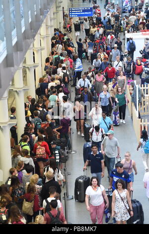 Londres, Royaume-Uni. 27 juillet, 2018. Météo britannique ; les vacanciers pour la file d'Eurostar à Londres St Pancras station au cours de la canicule. St Pancras, Londres, Royaume-Uni 27 Juillet 2018:Crédit Evening Standard Banque D'Images