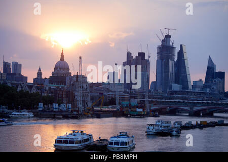 Londres, Royaume-Uni - 27 juillet 2018 : lever de soleil sur l'horizon de Londres sur ce que devrait être la journée la plus chaude de l'année. Crédit : Kevin Frost/Alamy Live News Banque D'Images
