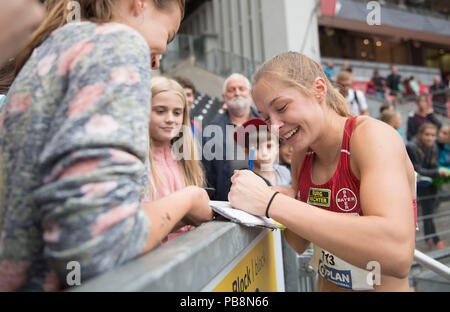 Nuremberg, Allemagne. 21 juillet, 2018. (LuÌckenkemper LUECKENKEMPER Gina gagnant), TSV Bayer 04 Leverkusen, 1e place, des autographes, des autographes. La finale des femmes 100m sur 21.07.2018. Championnats d'athlétisme 2018 allemand, à partir de la 20.07. - 22.07.2018 en Nuernberg/Allemagne. Utilisation dans le monde entier | Credit : dpa/Alamy Live News Banque D'Images