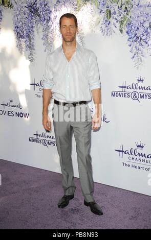 Colin Ferguson devant le hall des arrivées de l'été 2018 Hallmark Channel TCA Press Tour, résidence privée, Los Angeles, CA, 26 juillet 2018. Photo par : Elizabeth Goodenough/Everett Collection Banque D'Images