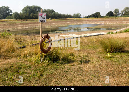 Sutton, Suffolk, UK. 27 juillet 2018 Faible niveau d'eau dans l'irrigation agricole lake après de longues sécheresses estivales, Sutton, Suffolk Angleterre,UK Crédit : geogphotos/Alamy Live News Banque D'Images