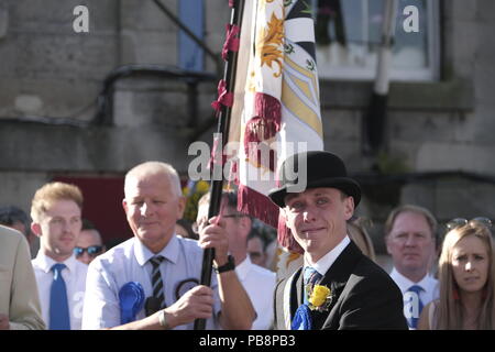 Langholm, Ecosse, Royaume-Uni. 27 juillet, 2018. Langholm Équitation commun - 'Langholm's Great Day' Langholm Cornet Iain peu montrant les émotions avant de recevoir le Standard communes au début de l'époque des cérémonies à Langholm. 'Le' Toon Muckle a vu a maintenu la tradition depuis plus de 250 ans avec le rapport annuel de Langholm circonscription commune qui a lieu chaque année le dernier vendredi de juillet, en baisse cette année le vendredi 27 mai. Crédit : Rob Gray/Alamy Live News Banque D'Images