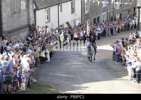 Langholm, Ecosse, Royaume-Uni. 27 juillet, 2018. Langholm Équitation commun - 'Langholm's Great Day' Langholm Cornet Iain peu galops de l'Kirk Wynd devant son monté partisans à Langholm, 'la' Toon Muckle a vu a maintenu la tradition depuis plus de 250 ans avec le rapport annuel de Langholm circonscription commune qui a lieu chaque année le dernier vendredi de juillet, en baisse cette année le vendredi 27 mai. Crédit : Rob Gray/Alamy Live News Banque D'Images