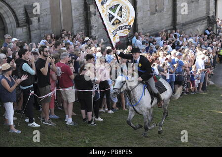 Langholm, Ecosse, Royaume-Uni. 27 juillet, 2018. Langholm Équitation commun - 'Langholm's Great Day' Langholm Cornet Iain peu galops de l'Kirk Wynd devant son monté partisans à Langholm, 'la' Toon Muckle a vu a maintenu la tradition depuis plus de 250 ans avec le rapport annuel de Langholm circonscription commune qui a lieu chaque année le dernier vendredi de juillet, en baisse cette année le vendredi 27 mai. Crédit : Rob Gray/Alamy Live News Banque D'Images