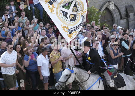 Langholm, Ecosse, Royaume-Uni. 27 juillet, 2018. Langholm Équitation commun - 'Langholm's Great Day' Langholm Cornet Iain peu galops de l'Kirk Wynd devant son monté partisans à Langholm, 'la' Toon Muckle a vu a maintenu la tradition depuis plus de 250 ans avec le rapport annuel de Langholm circonscription commune qui a lieu chaque année le dernier vendredi de juillet, en baisse cette année le vendredi 27 mai. Crédit : Rob Gray/Alamy Live News Banque D'Images