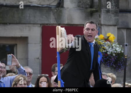 Langholm, Ecosse, Royaume-Uni. 27 juillet, 2018. Langholm Équitation commun - 'Langholm's Great Day' juste Crier, John Rae Elliot est à cheval et pleure le 'Second juste pleurer' dans la place du marché à Langholm, 'la' Toon Muckle a vu a maintenu la tradition depuis plus de 250 ans avec le rapport annuel de Langholm circonscription commune qui a lieu chaque année le dernier vendredi de juillet, en baisse cette année le vendredi 27 mai. Crédit : Rob Gray/Alamy Live News Banque D'Images