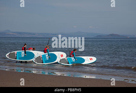 La plage de Portobello Édimbourg, Écosse le 27 juillet 2018. Météo France : foules affluent à la plage pour profiter des températures de 25 degrés la nuit la foudre spectaculaire après de fortes averses sont attendus plus tard aujourd'hui et pendant la fin de semaine. Banque D'Images