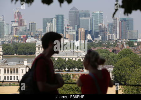 Le Parc de Greenwich, Londres. 27 juillet 2018. Météo France : seuls les plus courageux sont restés dehors au soleil pendant longtemps dans le parc de Greenwich Londres aujourd'hui sur la journée la plus chaude de l'année que des taches à l'ombre est à une prime. Credit : Nigel Bowles/Alamy Live News Banque D'Images