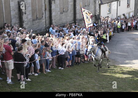 Langholm, Ecosse, Royaume-Uni. 27 juillet, 2018. Langholm Équitation commun - 'Langholm's Great Day' Langholm Cornet Iain peu galops de l'Kirk Wynd devant son monté partisans à Langholm, 'la' Toon Muckle a vu a maintenu la tradition depuis plus de 250 ans avec le rapport annuel de Langholm circonscription commune qui a lieu chaque année le dernier vendredi de juillet, en baisse cette année le vendredi 27 mai. Crédit : Rob Gray/Alamy Live News Banque D'Images