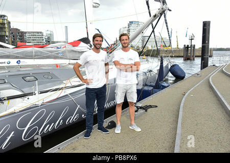 Boris Herrmann, Skipper, Pierre Rainier Stefano Casiraghi Viezepraesident du Yacht Club de Monaco et fondateur de l'équipe est le plus jeune fils de Caroline, Princesse de Hanovre à l'équipe Malizia événement de presse à la Brasserie Carls à l'Elbphilharmonie le mercredi, 25 juillet 2018 à Hambourg | conditions dans le monde entier Banque D'Images