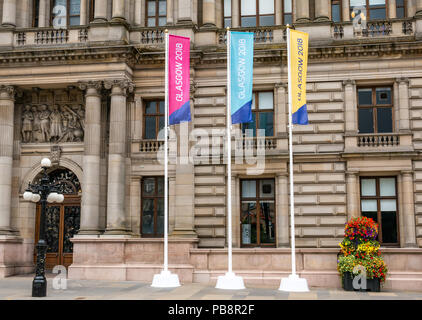 Glasgow, Royaume-Uni. 27 juillet 2018. Les préparations des championnats européens de Glasgow, le 27 juillet 2018. Glasgow et Berlin l'hôte du premier Championnat d'événement sportif avec des sports comme l'athlétisme, la natation, le cyclisme, la gymnastique, l'aviron et le triathlon avec un nouveau Team Championnats de Golf. Les 2010 auront lieu tous les quatre ans, à partir de 2-12 août 2018. De grandes bannières colorées annoncer les jeux à l'extérieur de Glasgow City Chambers décorées avec des paniers de fleurs Banque D'Images