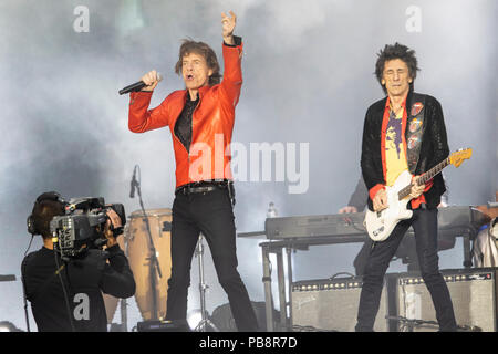 Berlin, Deutschland. 22 Juin, 2018. 19/Les Rolling Stones Mick Jagger, chanteur, guitariste Ron Wood (de gauche à droite) vivent sur "Pas de filtre" dans le Stade Olympique de Berlin le 22.06.2018. Rock, blues, blues rock, rock band, musique | Conditions de crédit dans le monde entier : dpa/Alamy Live News Banque D'Images