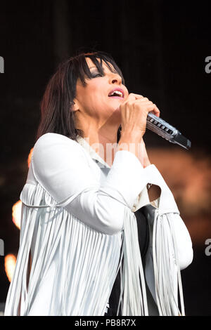 16/NENA, Saengerin, D, Pop, Kein Versaeumt Tour 2018, concert, 22.06.2018, open air Festival de musique 2018, citadelle, citadelle, Berlin, Allemagne photographié à partir de l'auditoire  <english > NENA, Singer, GER, effectue le 22 juin 2018, à Citadelle, Berlin, Allemagne [Artist-At-travail/AAW/POP-EYE, Brigitte Heinrich n'assume aucune responsabilité pour toute violation des droits de tiers ! La transmission à des tiers non autorisés. La photo est un travail photographique au sens du paragraphe 2 (1) (5) UrhRG. Nos termes et conditions s'appliquent. Utilisez uniquement des frais de rédaction, et la TVA n'est requise ! Conditions générales de l'custome Banque D'Images