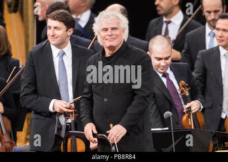 Berlin, Deutschland. 24 Juin, 2018. 19/Berliner Philharmoniker, chef d'orchestre Sir Simon Rattle vivent dans la Waldbühne de Berlin sur 24.06.2018. Classique, orchestre, dernier concert avec Sir Simon Rattle, Musique | Conditions de crédit dans le monde entier : dpa/Alamy Live News Banque D'Images