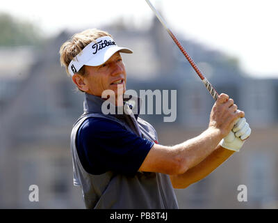 27 juillet 2018, l'Old Course à St Andrews, St Andrews, Écosse), à l'Omnium senior des championnats de golf 2018, 2ème tour ; Brad Faxon (USA) joue son coup de départ sur le deuxième trou Banque D'Images