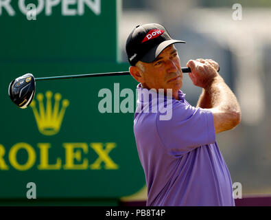 27 juillet 2018, l'Old Course à St Andrews, St Andrews, Écosse), à l'Omnium senior des championnats de golf 2018, 2ème tour ; Corey Pavin (USA) joue son coup de départ sur le deuxième trou Banque D'Images