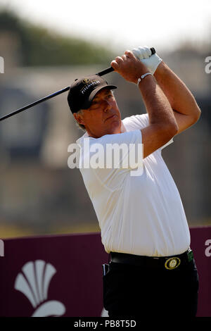 27 juillet 2018, l'Old Course à St Andrews, St Andrews, Écosse), à l'Omnium senior des championnats de golf 2018, 2ème tour ; Barry Lane (FRA) joue son coup de départ sur le deuxième trou Banque D'Images