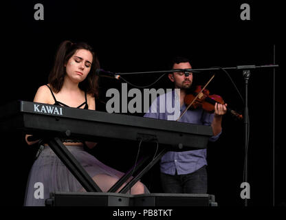 Château de Lulworth, Dorset, UK. 27 juillet 2018. Festival Bestival camp Jour 1 - 27 juillet 2018. Dodie sur scène, Lulworth, Dorset, UK/Fletcher-Park Crédit : Dawn Alamy Live News Banque D'Images