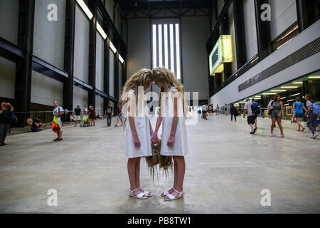 Tate Modern. Londres. UK 27 Juillet 2018 - la performance de l'artiste brésilien Tunga dispose des jumeaux reliés par leurs cheveux, c'est présentée au Tate Modern tout au long week-end en août. Le travail de performance, Xifópagas signature Capilares entre Nós (Xiphopagus capillaire parmi nous) reflète la fascination de l'artiste avec l'étrange, surréaliste et inexplicable. Pour la première fois en 1984, l'exercice comporte deux adolescentes qui apparaissent à l'improviste et de façon sporadique dans les galeries. Credit : Dinendra Haria/Alamy Live News Banque D'Images