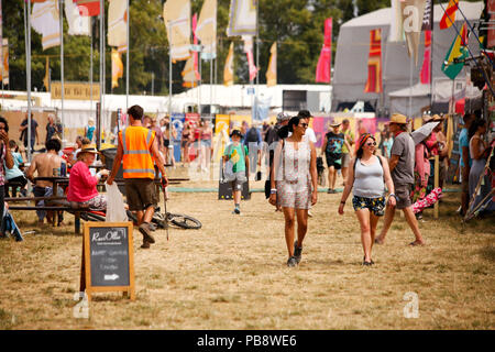 Charlton Park, Malmesbury, Wiltshire. 27 juillet 2018. Le festival débute dans des conditions chaudes et humides pour sa première journée complète de musique du monde, théâtre de rue et des ateliers. Credit : Wayne Farrell/Alamy Live News Banque D'Images