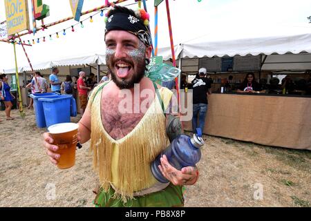 Château de Lulworth, Dorset, UK. 27 juillet 2018. Reveler jouit du jour Crédit : Finnbarr Webster/Alamy Live News Banque D'Images