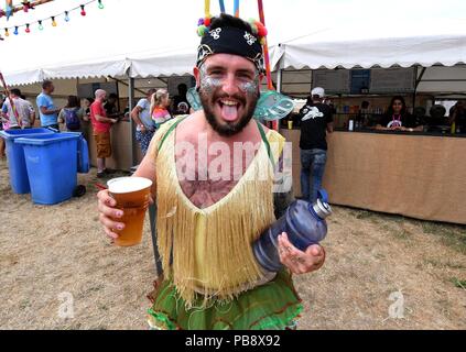 Château de Lulworth, Dorset, UK. 27 juillet 2018. Reveler jouit du jour Crédit : Finnbarr Webster/Alamy Live News Banque D'Images